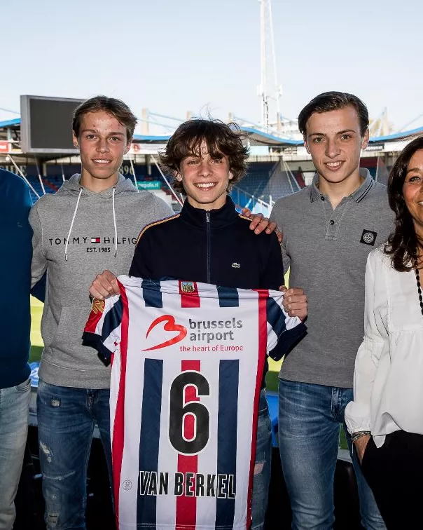Floris van Berkel tekent opleidingscontract