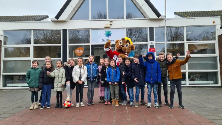 Willem II en Bibliotheek trappen project Scoor een Boek! af