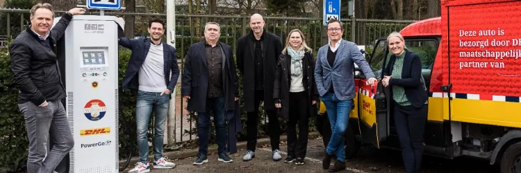 Laadpalenstation bij stadion in gebruik