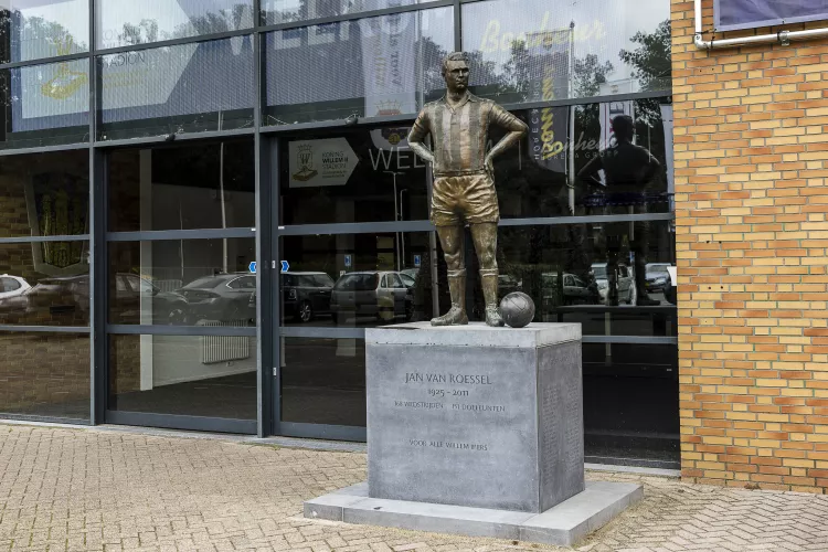 Standbeeld Jan van Roessel verplaatst