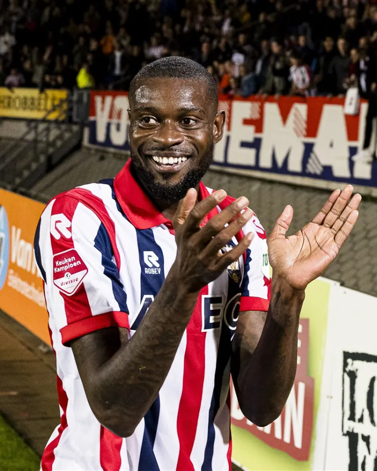 Jeremy Bokila op de sokkel