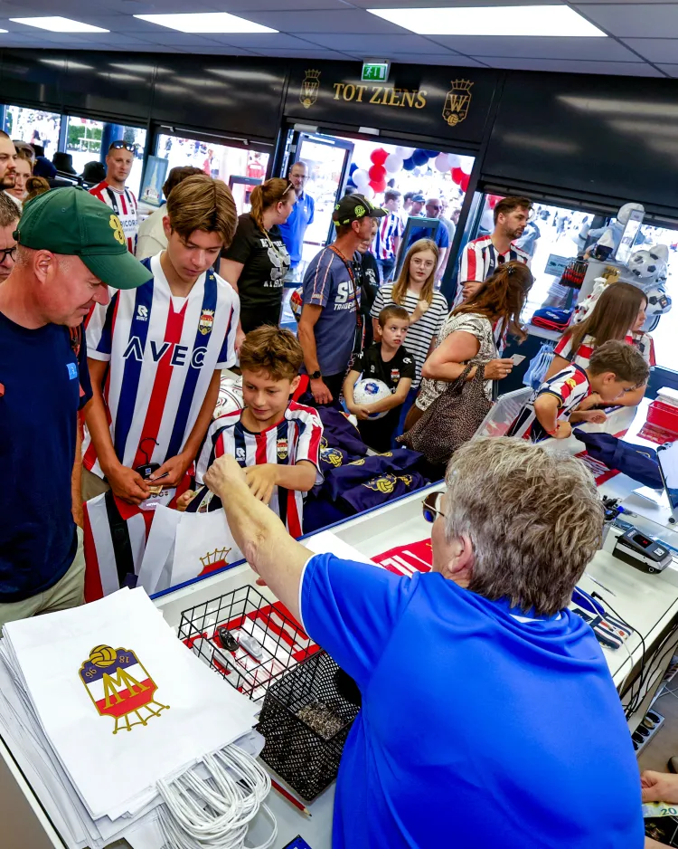 Matchday brengt de fanshop tot leven: ‘Het is hier áltijd  vol’  