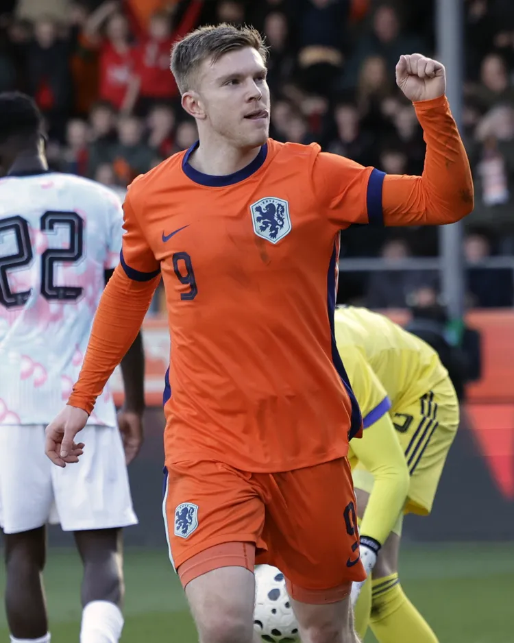 Internationals vliegen uit